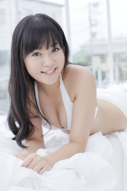 巨胸爆乳美女露双**挤奶